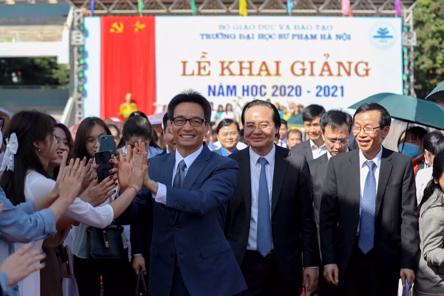 Phó Thủ tướng Vũ Đức Đam, Bộ trưởng Phùng Xuân Nhạ dự khai giảng và tọa đàm cùng sinh viên Trường ĐH Sư phạm Hà Nội. 