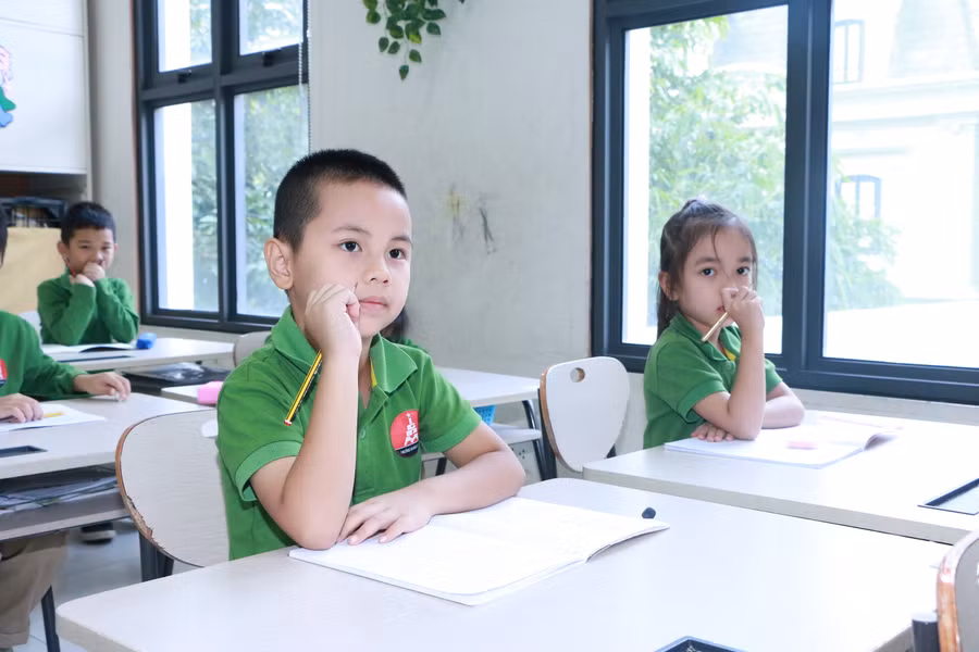 Học sinh Trường Marie Curie trong một giờ học trên lớp. Học sinh Trường Marie Curie trong một giờ học trên lớp.