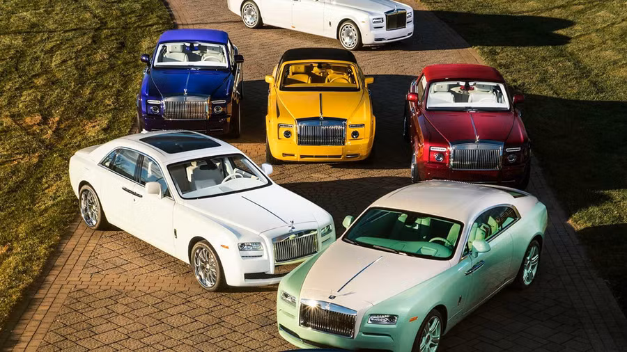 Thông thường, mỗi khi mua xe mới, Michael Fux đều tới nhà máy Rolls-Royce. Tại đây, ông và bộ phận cá nhân hóa của hãng xe Anh sẽ làm việc cùng nhau để cho ra màu sơn ưng ý. Nguoi dan ong nay so huu 10 xe Rolls-Royce, moi chiec mot mau hinh anh 2