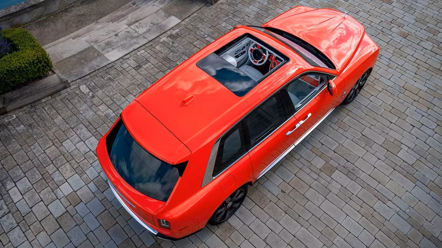 Khách hàng muốn mua Rolls-Royce đúng màu sơn trên cần được sự cho phép của Michael Fux bởi đó là màu độc quyền. Ngay cả Rolls-Royce cũng không thể bán xe có màu sơn này cho khách mà không có sự đồng ý của Michael Fux. Nguoi dan ong nay so huu 10 xe Rolls-Royce, moi chiec mot mau hinh anh 6