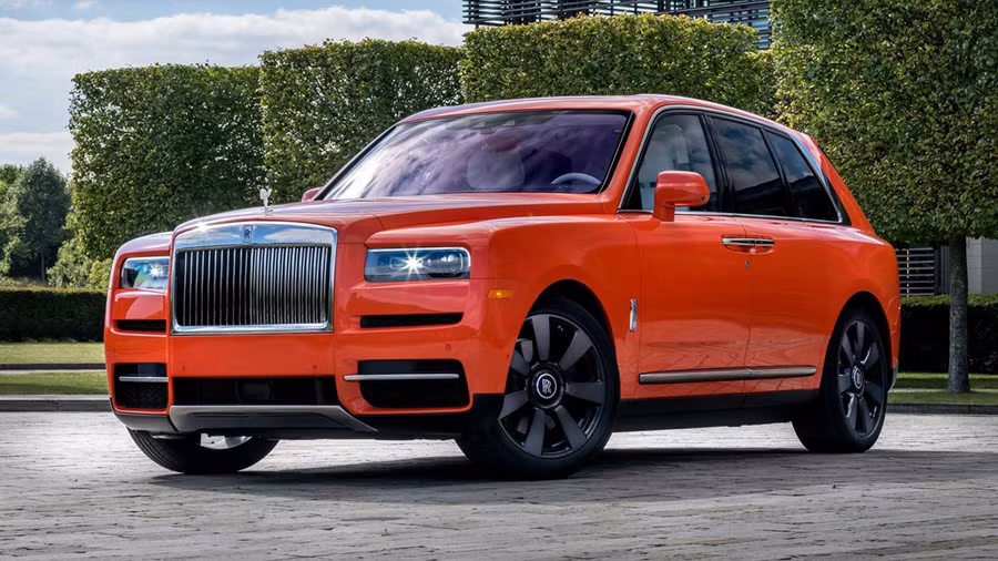 Chiếc Fux Orange Cullinan được chính Torsten Müller-Ötvös, CEO Rolls-Royce, giới thiệu tại sự kiện quy tụ các thương hiệu xe sang The Quail mới đây. SUV siêu sang này có rất nhiều chi tiết cá nhân hóa theo yêu cầu khách hàng. Nguoi dan ong nay so huu 10 xe Rolls-Royce, moi chiec mot mau hinh anh 3