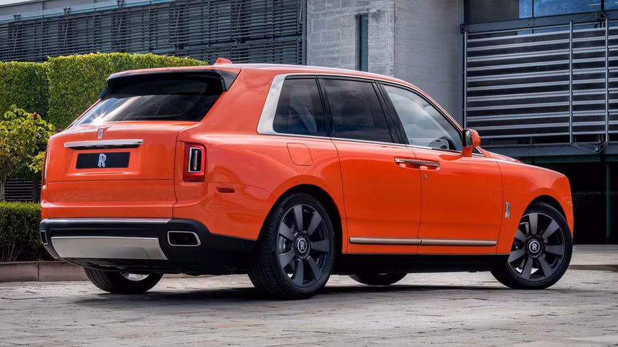 “Michael Fux là nghệ sĩ cá nhân hóa Rolls-Royce thực thụ. Ông tiếp tục mang tới những thay đổi hoàn hảo cho màu sơn ngoại thất của Rolls-Royce. Bộ sưu tập Rolls-Royce sáng tạo của ông sẽ có mặt tại Pebble Beach và Concours trong thời gian tới”, Torsten Müller-Ötvös cho biết. Nguoi dan ong nay so huu 10 xe Rolls-Royce, moi chiec mot mau hinh anh 4