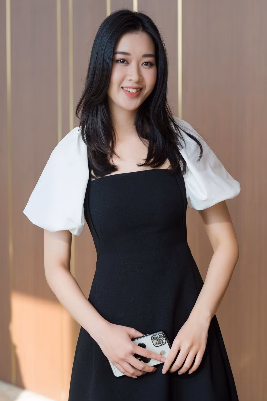 Thí sinh Nguyễn Linh Thu sinh năm 1999 ở Hà Nội. Cô từng học tại Học viện báo chí và tuyên truyền và hiện đang gắn bó với công việc MC - biên tập viên.