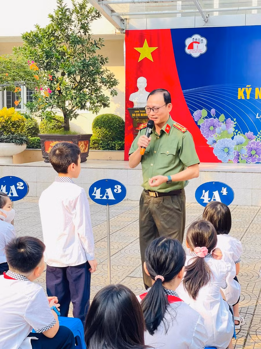 Các em học sinh rất hào hứng tham gia trả lời câu hỏi của Thượng tá, TS Đào Trung Hiếu. Các em học sinh rất hào hứng tham gia trả lời câu hỏi của Thượng tá, TS Đào Trung Hiếu.