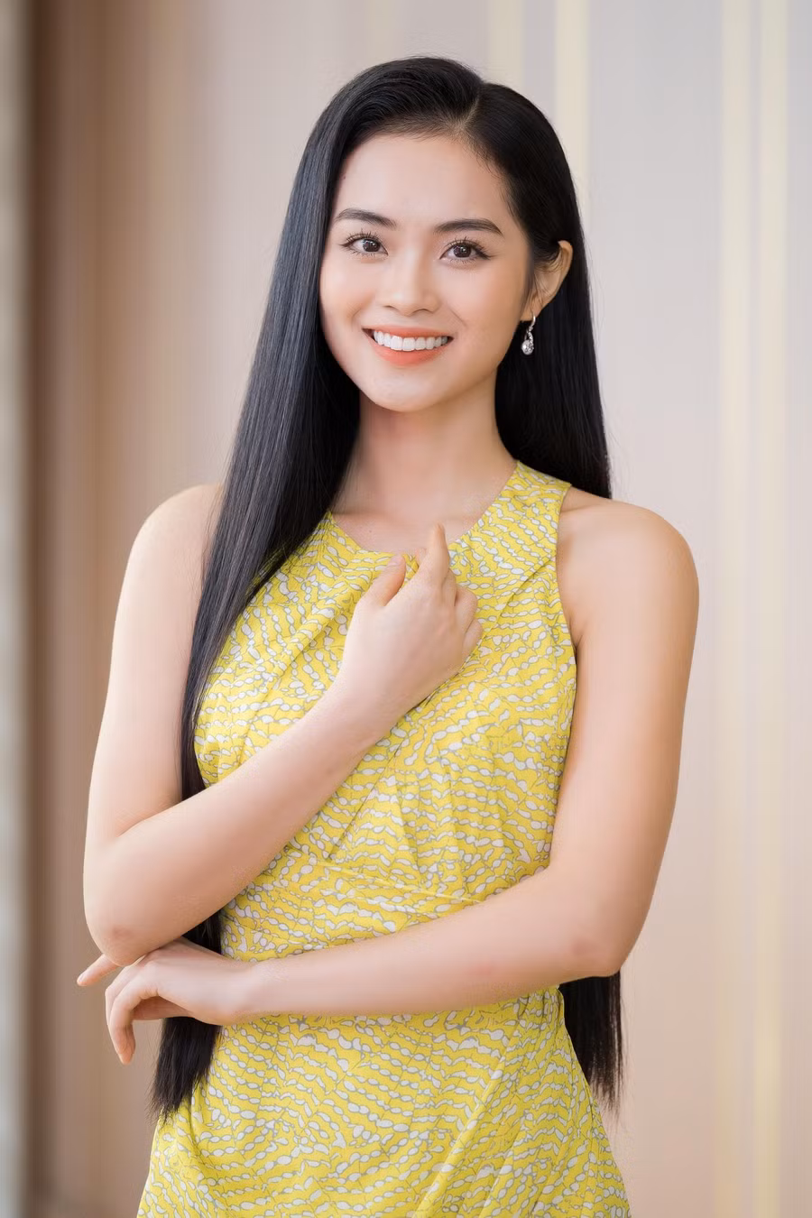 Nguyễn Phương Anh sinh năm 2002 gây ấn tượng bởi gương mặt thanh tú, đường nét hài hòa. Người đẹp từng đạt được nhiều thành tích đáng nể trong học tập như giải nhì học sinh giỏi cấp Thành phố môn Ngữ văn năm 2019 và giải nhì học sinh giỏi cấp Quốc gia môn Ngữ văn. Hiện Phương Anh đang theo học tại Đại học RMIT - Hà Nội.