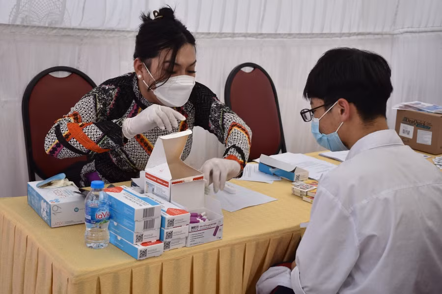 Bác sĩ khám và tư vấn, xét nghiệm miễn phí cho học sinh. Ảnh Văn Lự