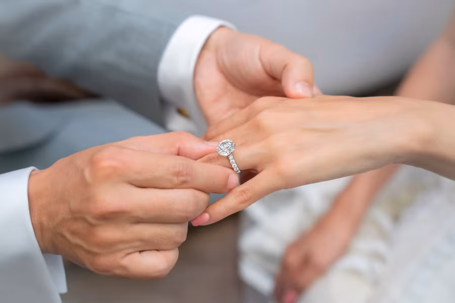 Nếu bạn yêu thích chiếc nhẫn cưới của mình nhưng không biết ý nghĩa của nó, hãy biến nó thành một thứ gì đó mới mẻ. (Ảnh: ITN).