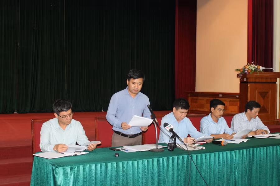 Ông Đỗ Minh Tuấn, Phó Chủ tịch UBND huyện Sóc Sơn thông tin tại buổi giao ban. Ảnh:Chí Tín