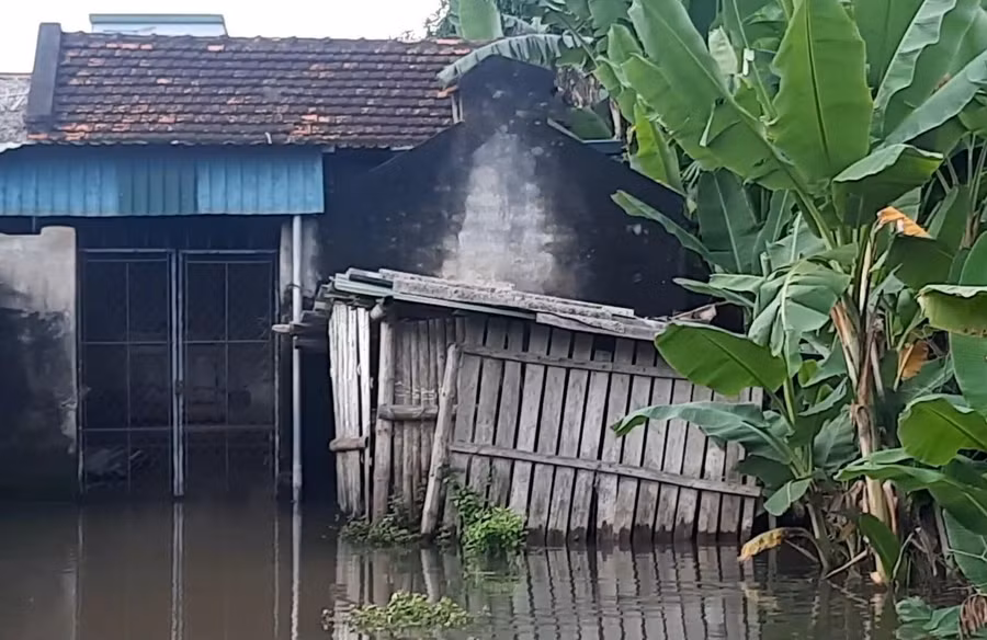 Nhiều gia đình phải sơ tán vì nước ngập vào nhà.