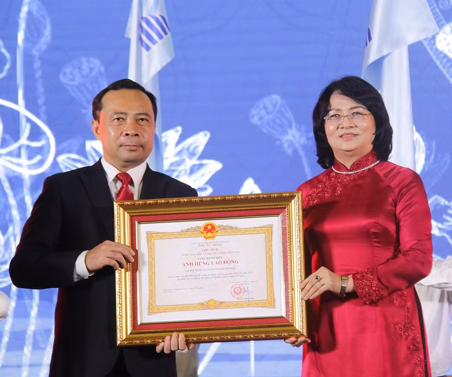 Phó chủ tịch nước Đặng Thị Ngọc Thịnh trao tặng danh hiệu Anh hùng Lao động thời kỳ đổi mới cho ĐHQG TP.HCM