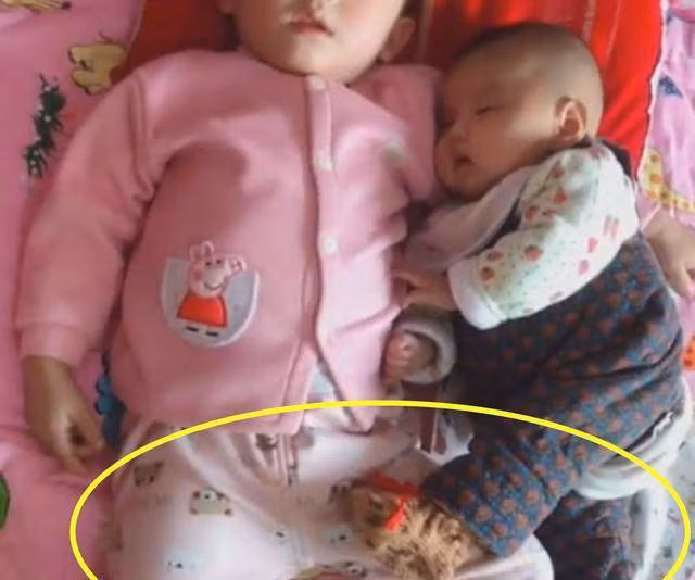Cho con sơ sinh ngủ cùng bé lớn, khi giở chăn ra mẹ đứng tim vì điều này