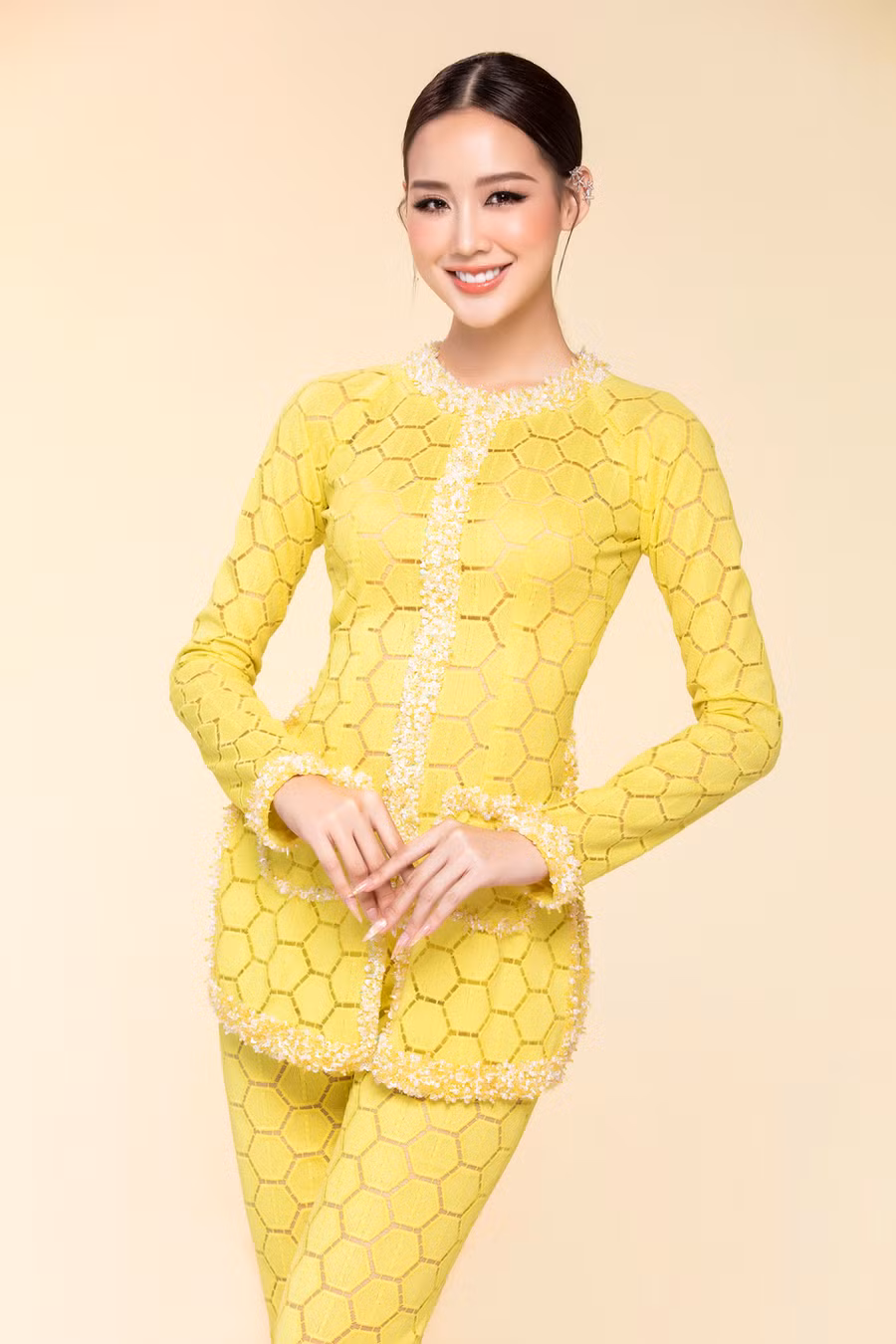 Khoác lên người trang phục bà ba với những hoa văn tinh tế, Hoa hậu Lê Nguyễn Bảo Ngọc đến từ miền Tây sông nước, phảng phất nét đẹp chân chất.