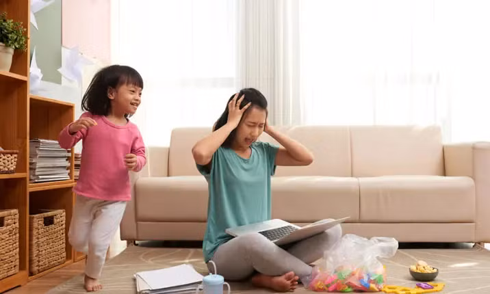 Khi cha mẹ cố gắng làm những việc khác, đứa trẻ nghiện chú ý sẽ phát triển những hành vi rất lôi cuốn để duy trì sự tương tác. (Ảnh: ITN).
