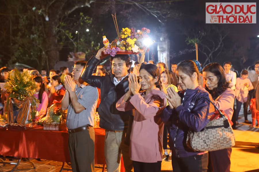 Lễ vật được người dân mang theo chủ yếu là hoa quả, xôi gà.