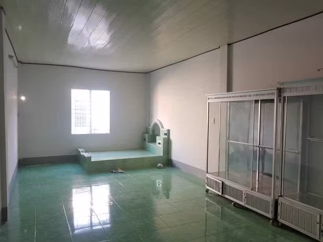 Thiết kế giường ngủ nằm cho mát nhưng nhìn chẳng khác gì lăng mộ, chủ trọ khiến khách thuê chạy dài không dám quay lại - Ảnh 1.