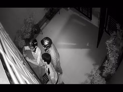 TP.HCM: Đôi nam nữ trộm hàng trăm triệu giữa ban ngày bị camera ghi lại ảnh 1 TP.HCM: Đôi nam nữ trộm hàng trăm triệu giữa ban ngày bị camera ghi lại ảnh 1