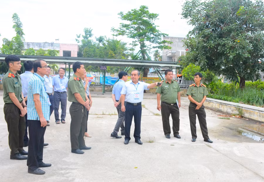 Phó Chủ tịch Thường trực UBND tỉnh Quảng Ngãi - Trần Hoàng Tuấn (áo trắng) kiểm tra công tác chuẩn bị trước Kỳ thi. Phó Chủ tịch Thường trực UBND tỉnh Quảng Ngãi - Trần Hoàng Tuấn (áo trắng) kiểm tra công tác chuẩn bị trước Kỳ thi.