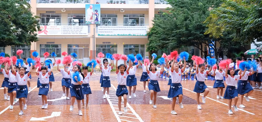 Hoạt động múa hát tại sân trường thu hút đông đảo HS tiểu học TP Cần Thơ tham gia. Ảnh: TG