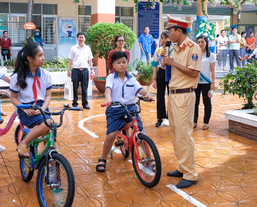 HS Trường Tiểu học Võ Trường Toản, quận Ninh Kiều (TP Cần Thơ) trong giờ trải nghiệm an toàn giao thông tại sân trường. 