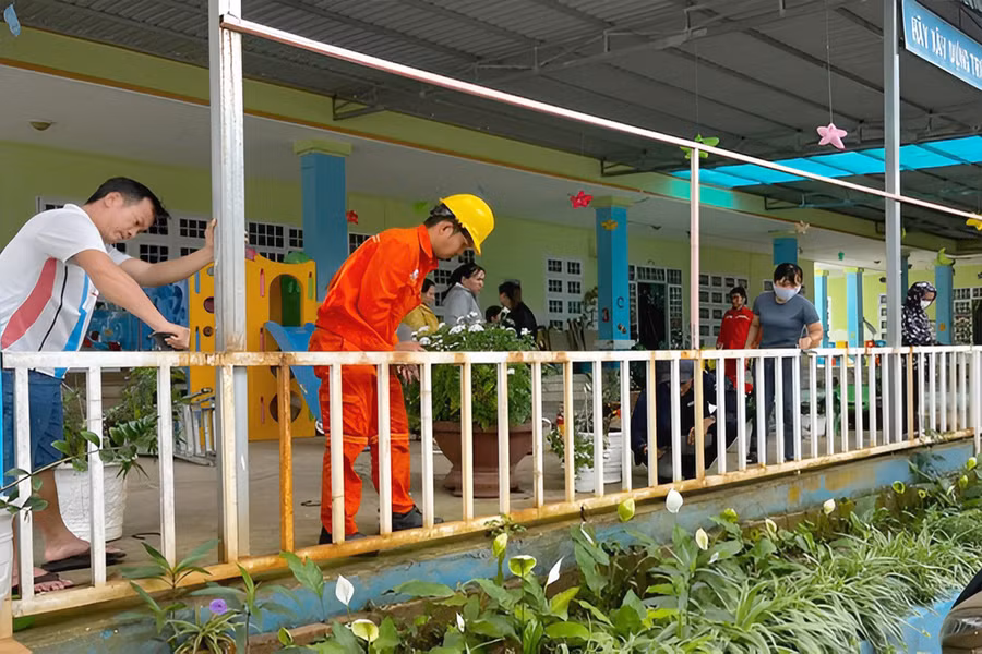 Chỉnh trang các khu sinh hoạt và học tập cho các cháu. (Ảnh: CTCC)
