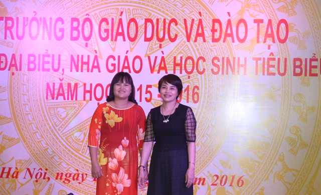 Cô giáo Đỗ Thị Ngà (bên trái) cùng đồng nghiệp được nhận học bổng học tập ngắn hạn tại Singapore