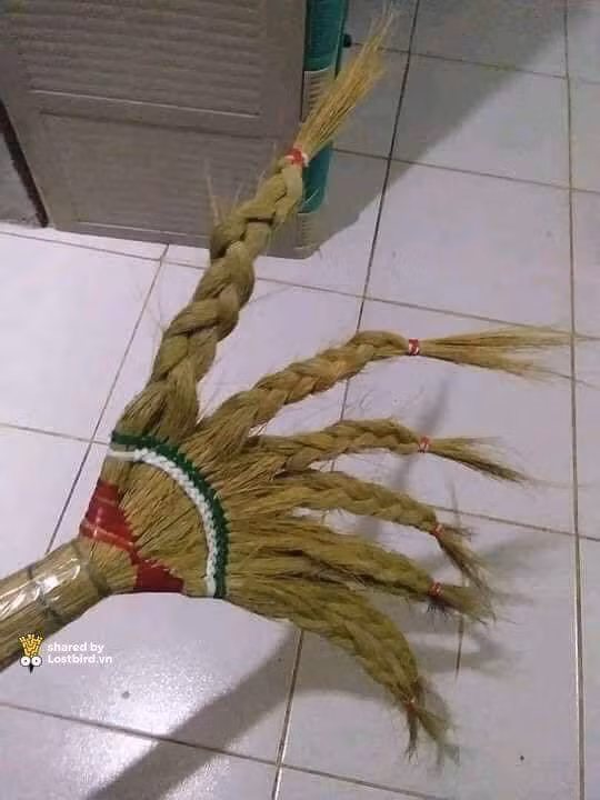 Đang làm tóc bắt nghỉ dịch nên nhớ nghề.
