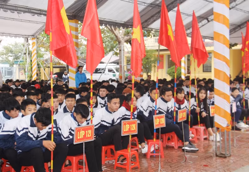 Hàng nghìn học sinh tham dự. Hàng nghìn học sinh tham dự.