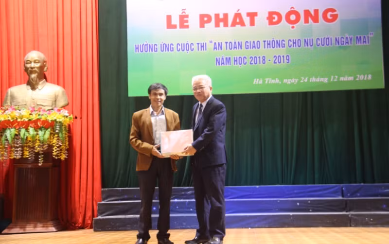 Tặng quà tại buổi lễ phát động Tặng quà tại buổi lễ phát động