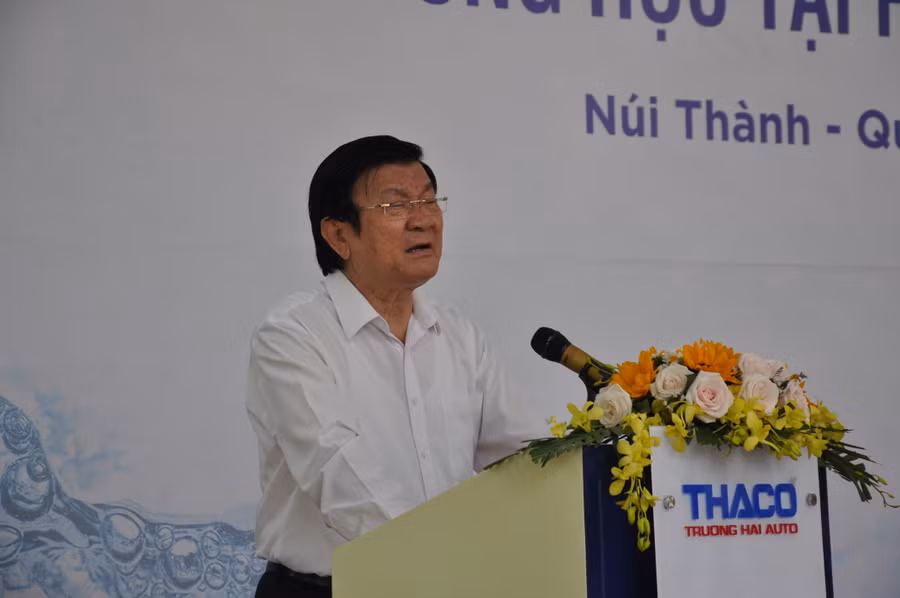 Nguyên Chủ tịch nước Trường Tấn Sang phát biểu chia sẻ niềm vui với giáo viên, học sinh khi đón nhận máy lọc nước.