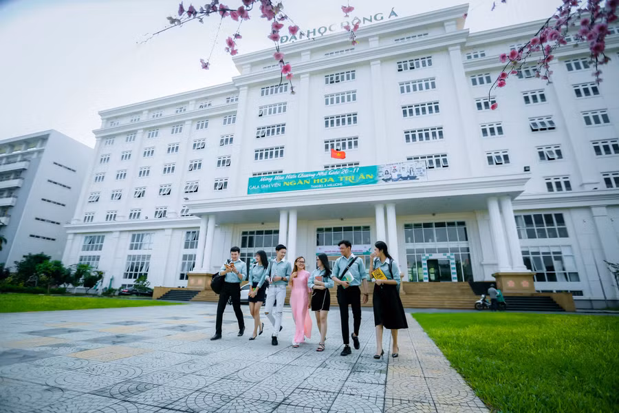 Ngành Dược tại Trường ĐH Đông Á được đào tạo theo chương trình thực hành chiếm 65% Ngành Dược tại Trường ĐH Đông Á được đào tạo theo chương trình thực hành chiếm 65%