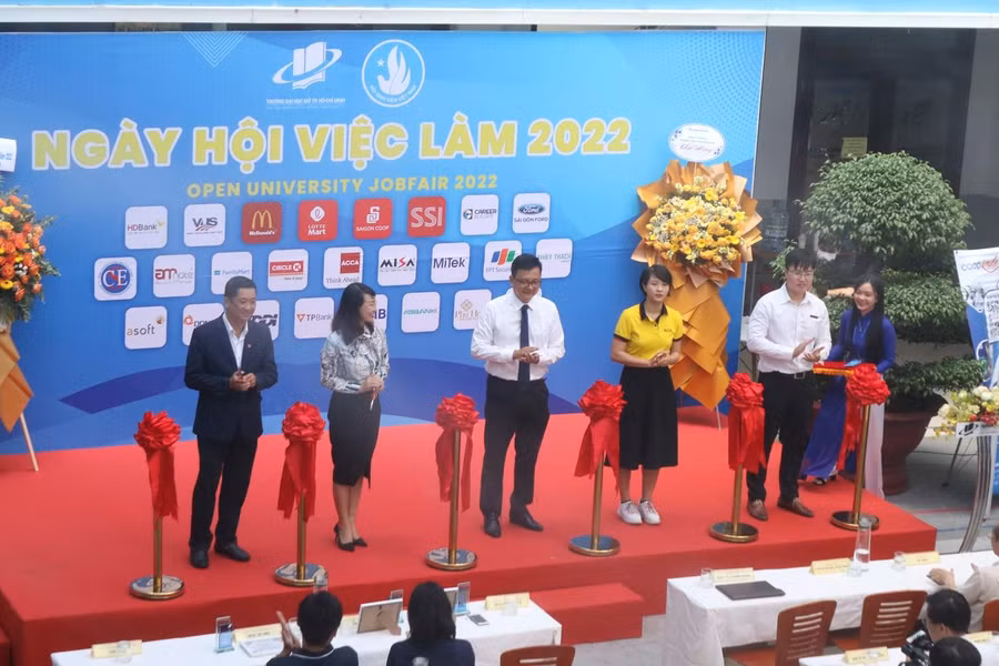 Ban tổ chức cắt băng khánh thành tại Ngày hội việc làm 2022