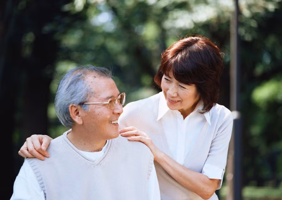 Với những người ở độ tuổi 70+, không có gì lạ khi họ sử dụng các trang web hẹn hò hoặc sử dụng ứng dụng điện thoại thông minh để tìm kiếm bạn tình mới. (Ảnh: ITN) Với những người ở độ tuổi 70+, không có gì lạ khi họ sử dụng các trang web hẹn hò hoặc sử dụng ứng dụng điện thoại thông minh để tìm kiếm bạn tình mới. (Ảnh: ITN)