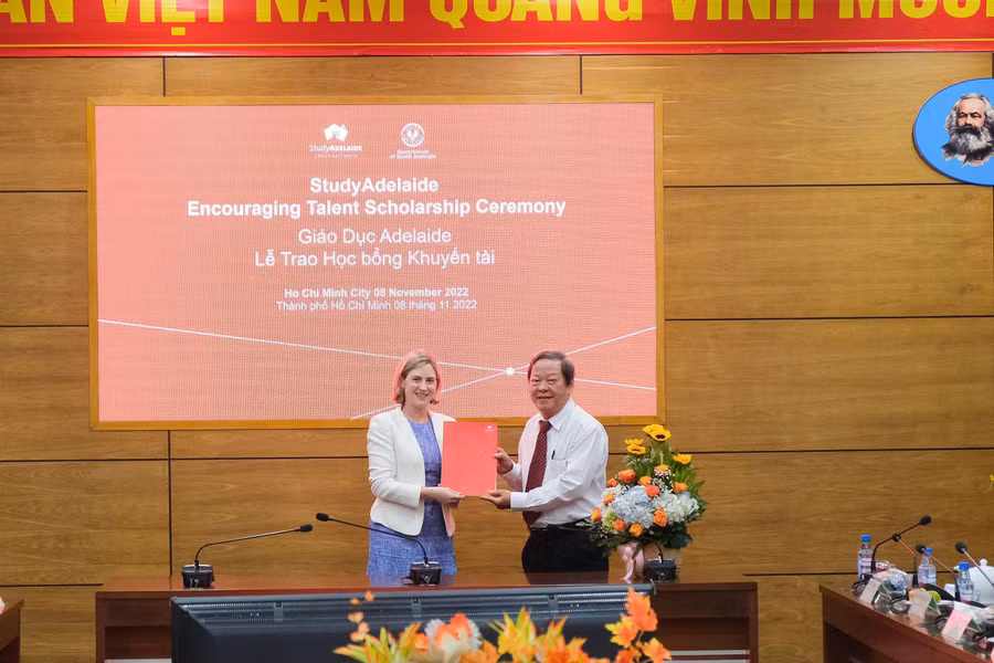 Bà Jane Johnston, Tổng Giám đốc Giáo Dục Nam Úc (StudyAdelaide) trao Học bổng Khuyến học cho ông Nguyễn Huy Cận, Chủ tịch Hội Khuyến học TPHCM.