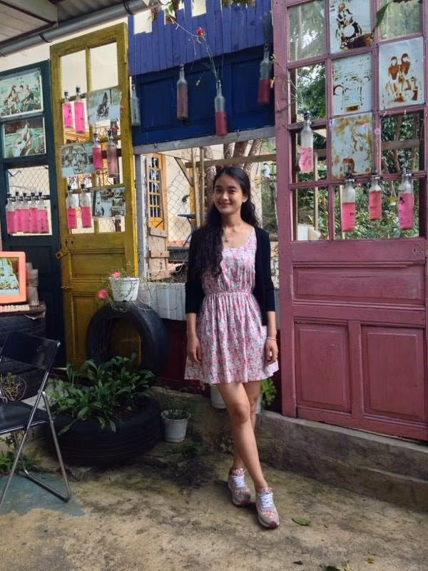 Khó khăn chống chất không khiến cô gái nhỏ nhắn này nản lòng