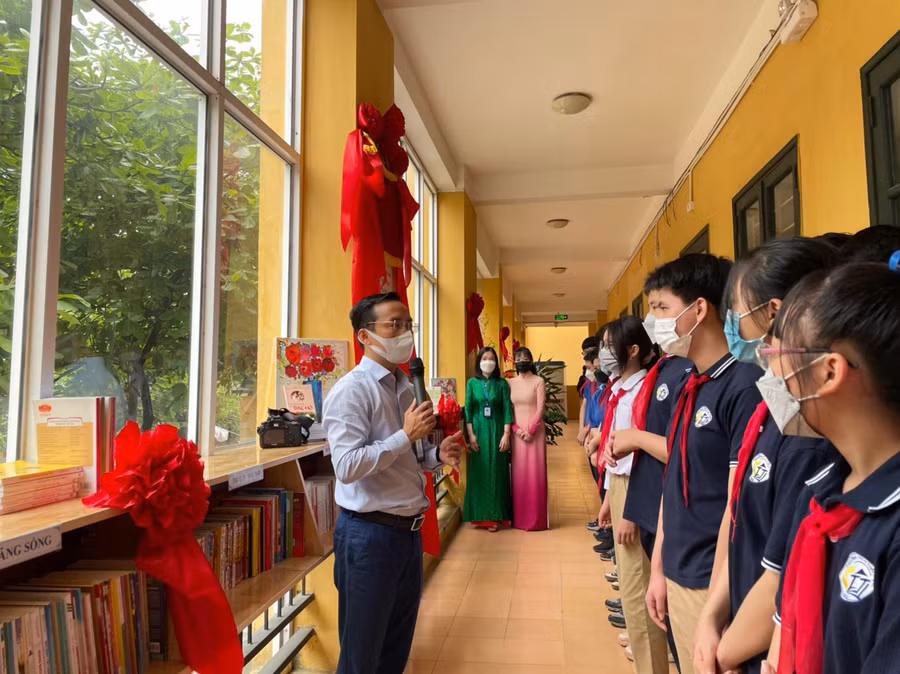 Thầy Nguyễn Cao Cường – Hiệu trưởng nhà trường có một số chia sẻ với học sinh trước khi khánh thành không gian thư viện mở.