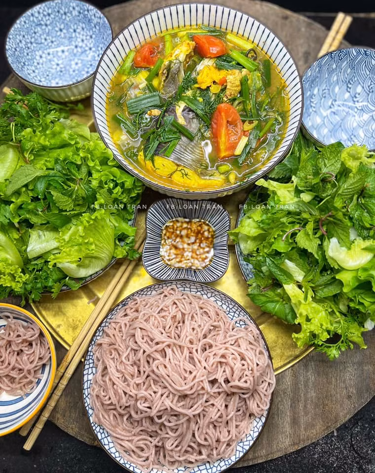 Cá ngạnh nấu chua ăn với bún.