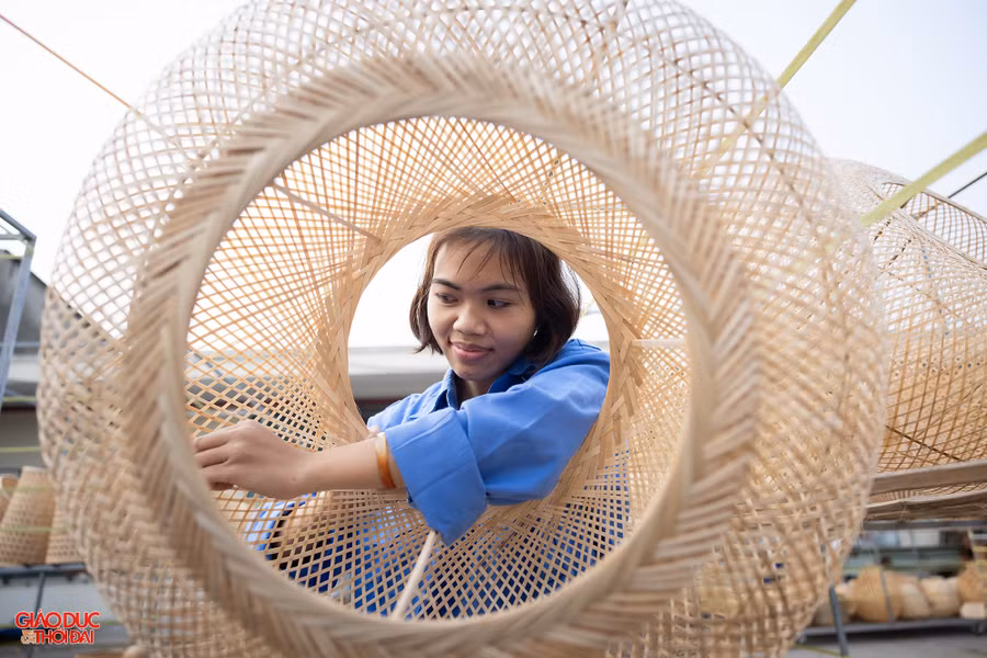 Sản phẩm thủ công nghiệp làm từ cây tre. Ảnh: Phạm Tâm.