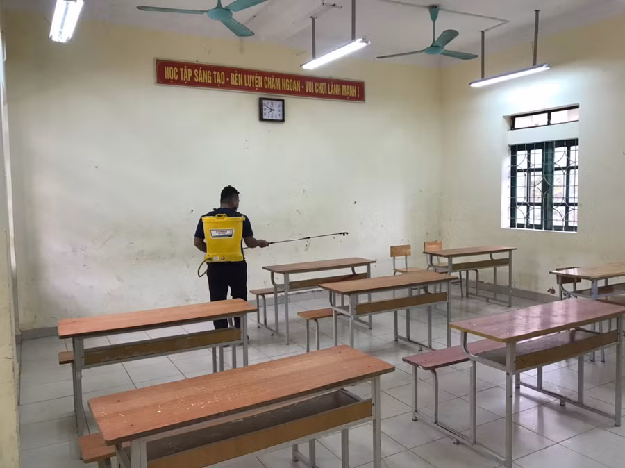 Công tác phun khử khuẩn lớp học và toàn bộ cơ sở vật chất được chú trọng.