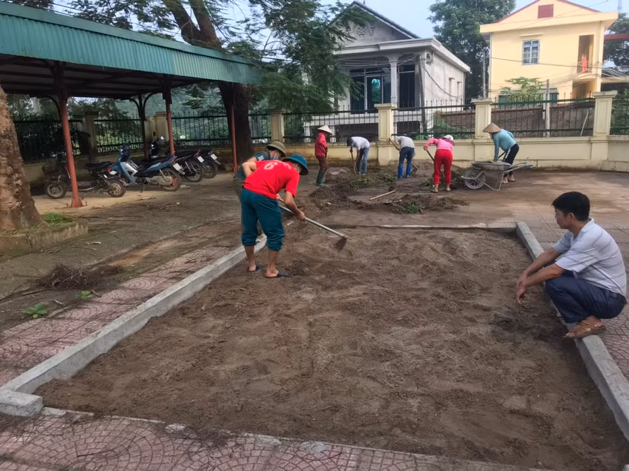 Những hạng mục như hố cát để học sinh tập nhảy xa cũng được tập trung dọn dẹp vệ sinh.