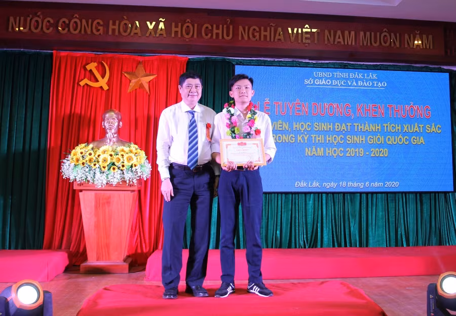 Giám đốc Sở GD&amp;ĐT Phạm Đăng Khoa tặng Giấy khen cho Vũ Quốc Anh với thành tích lọt vào Chung kết năm Đường lên đỉnh Olympia lần thứ 20.