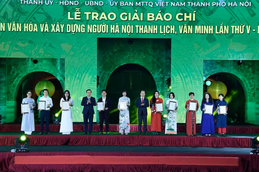 Đồng chí Chử Xuân Dũng và đồng chí Bùi Hoài Sơn trao Giải C cho các tác giả, nhóm tác giả Đồng chí Chử Xuân Dũng và đồng chí Bùi Hoài Sơn trao Giải C cho các tác giả, nhóm tác giả