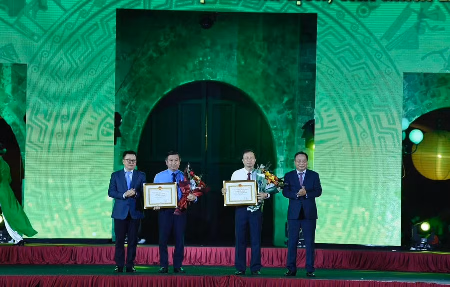 Đồng chí Lê Quốc Minh và đồng chí Nguyễn Văn Phong trao giải đồng hạng Xuất sắc cho Trung tâm Truyền hình Thông tấn và Báo Kinh tế và Đô thị Đồng chí Lê Quốc Minh và đồng chí Nguyễn Văn Phong trao giải đồng hạng Xuất sắc cho Trung tâm Truyền hình Thông tấn và Báo Kinh tế và Đô thị