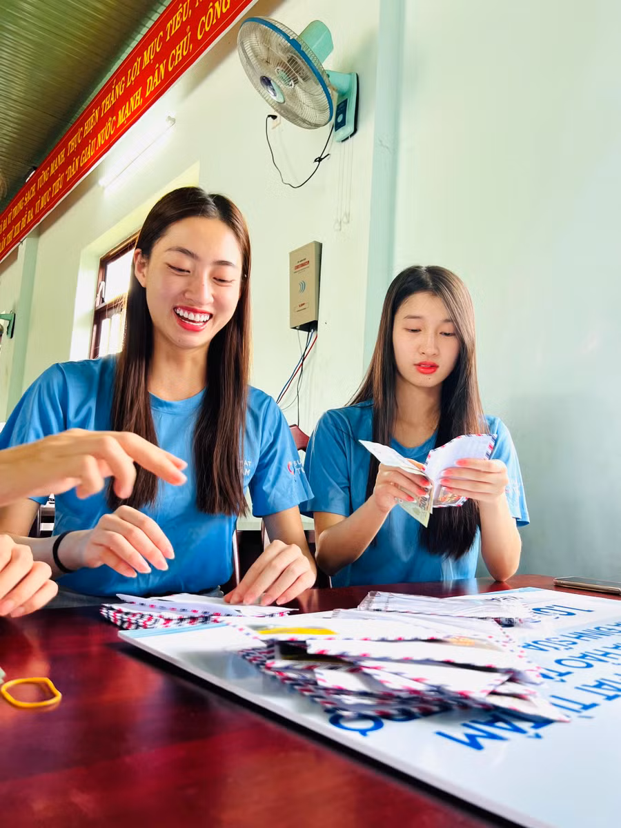 Các nàng hậu Sen Vàng luôn nhận được sự yêu mến ủng hộ từ công chúng bởi phong cách giản dị, gần gũi. Các nàng hậu Sen Vàng luôn nhận được sự yêu mến ủng hộ từ công chúng bởi phong cách giản dị, gần gũi.