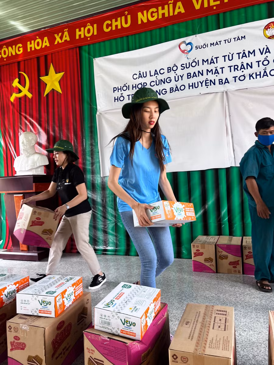 Hoa hậu Thùy Tiên tạm gác lịch trình riêng để vào miền Trung hỗ trợ người dân khó khăn. Hoa hậu Thùy Tiên tạm gác lịch trình riêng để vào miền Trung hỗ trợ người dân khó khăn.