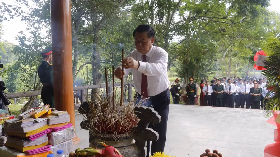 Ông Nguyễn Trọng Nghĩa, Bí thư Trung ương Đảng, Trưởng ban Tuyên giáo Trung ương dâng hương viếng các Anh hùng Liệt sĩ tại hang Lèn Hà. Ông Nguyễn Trọng Nghĩa, Bí thư Trung ương Đảng, Trưởng ban Tuyên giáo Trung ương dâng hương viếng các Anh hùng Liệt sĩ tại hang Lèn Hà.