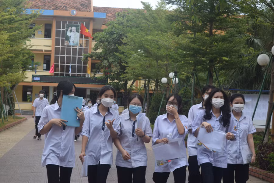 Hầu hết các thí sinh rời phòng thi với tâm lý phấn khởi sau khi kết thúc môn thi Ngữ Văn. Hầu hết các thí sinh rời phòng thi với tâm lý phấn khởi sau khi kết thúc môn thi Ngữ Văn.