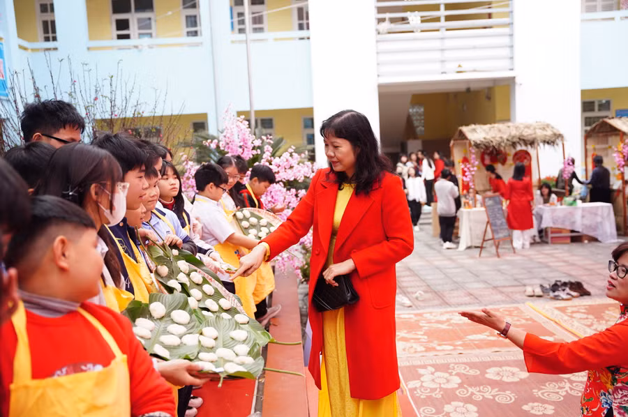 Các đội trưng bày những chiếc bánh giầy mình tự giã cho ban giám khảo đánh giá. Các đội trưng bày những chiếc bánh giầy mình tự giã cho ban giám khảo đánh giá.