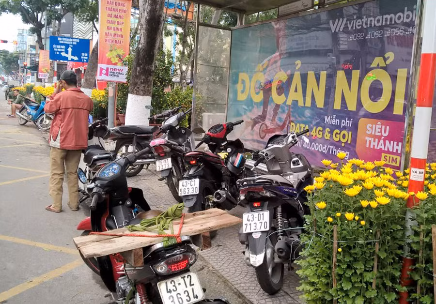 Hàng loạt xe máy “tránh mưa, tránh nắng” tại trạm xe buýt trên đường Quang Trung, TP Đà Nẵng Hàng loạt xe máy “tránh mưa, tránh nắng” tại trạm xe buýt trên đường Quang Trung, TP Đà Nẵng