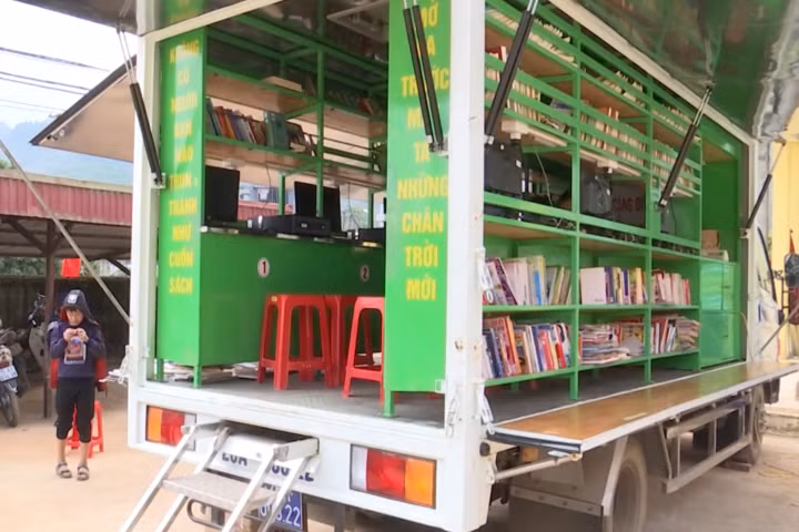 Xe thư viện lưu động phục vụ học sinh vùng cao ở Sơn La 