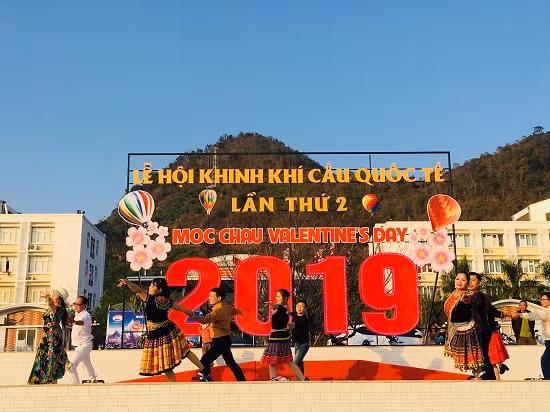 hang nghin nguoi do ve le hoi khinh khi cau o moc chau hinh anh 10